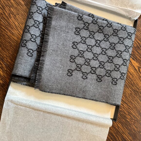 Beautiful navy and gray wool Gucci scarf - brand new w/ box - Picture 2 of 4